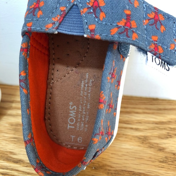 🦞 TOMS lobsters & gray flat w/Velcro size 6 🦞 - Picture 5 of 7